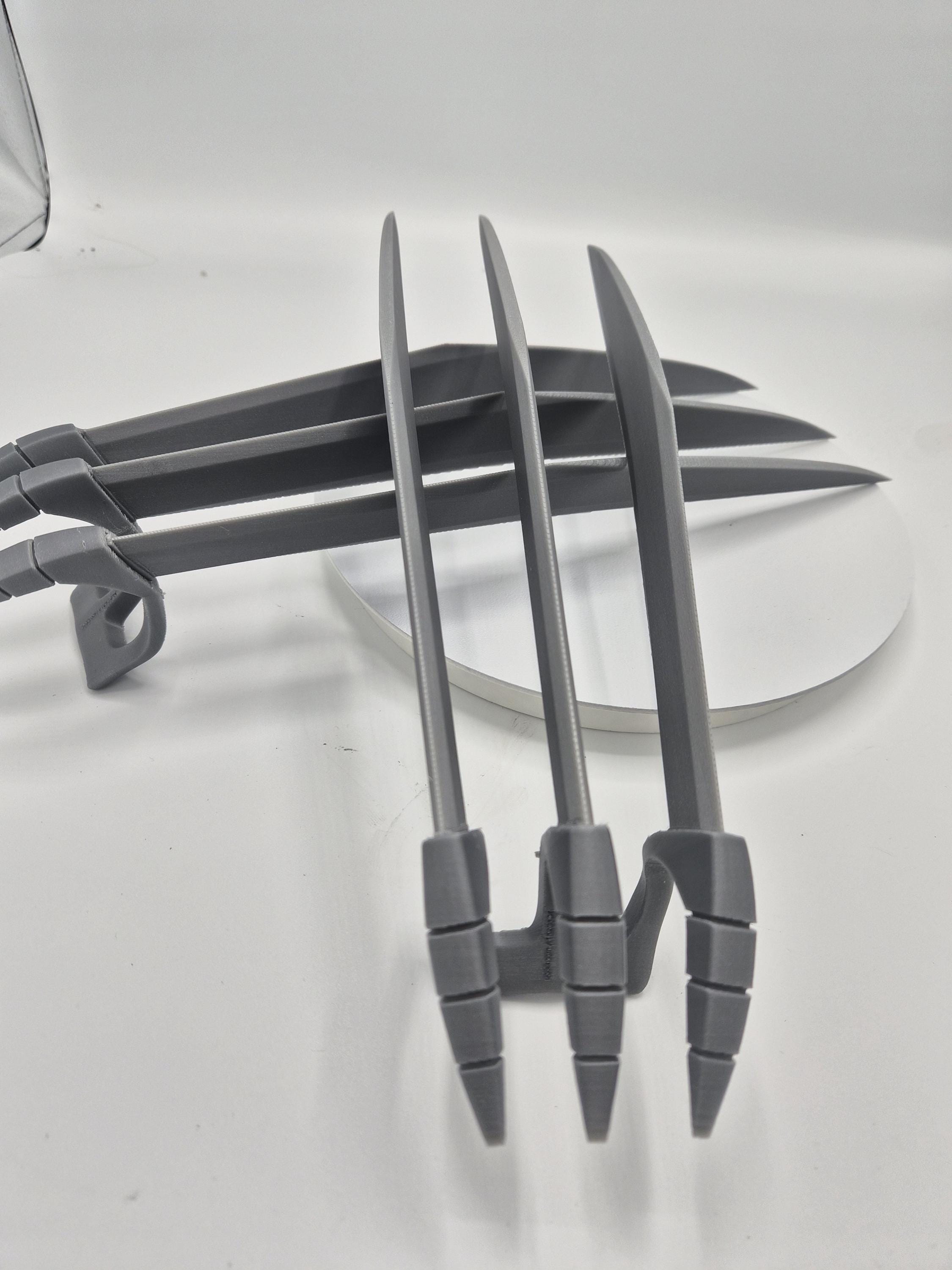 Wolverine Claws with Gripper & Backplate - 3D Printed Cosplay / Halloween