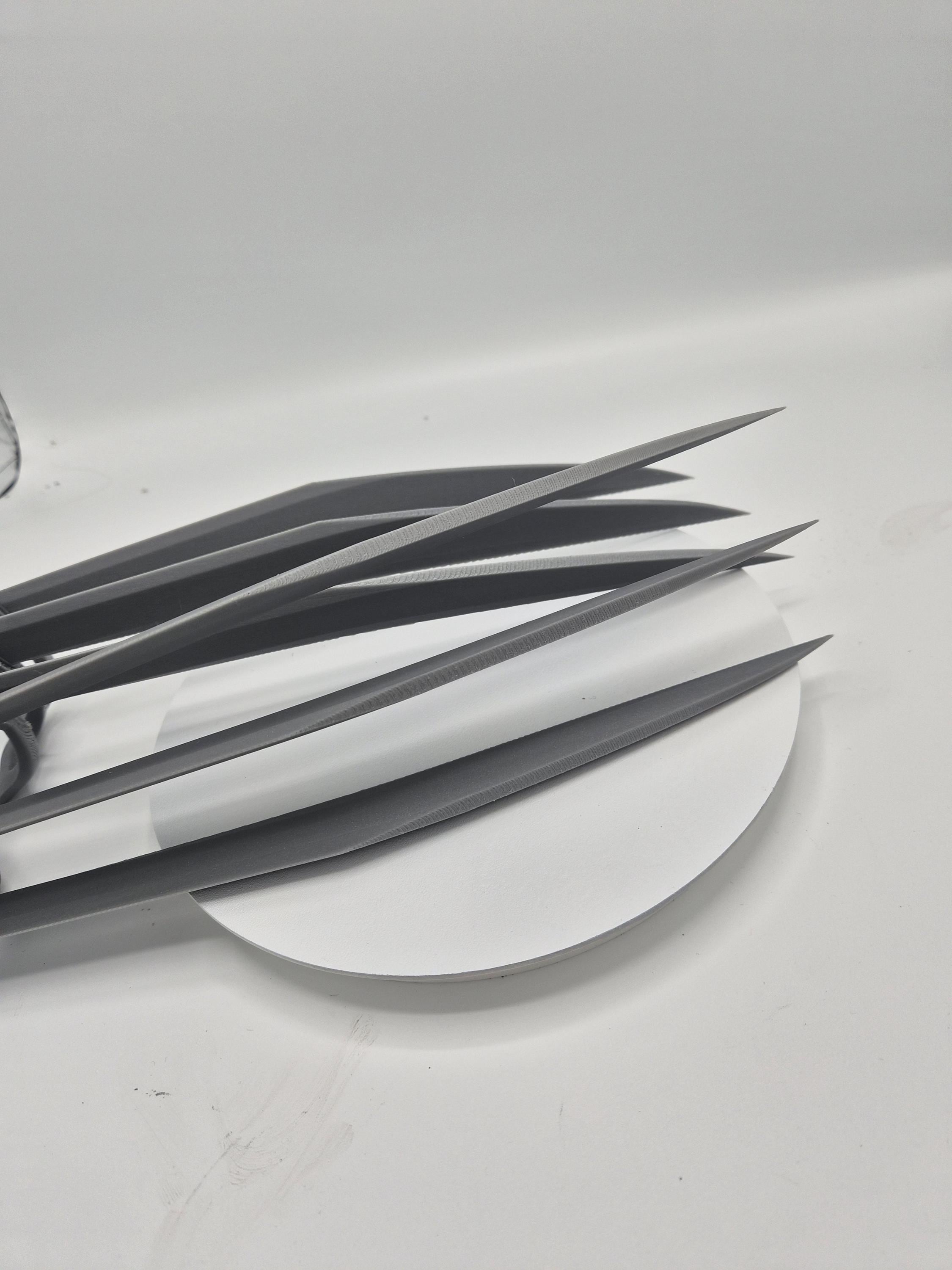 Wolverine Claws with Gripper & Backplate - 3D Printed Cosplay / Halloween