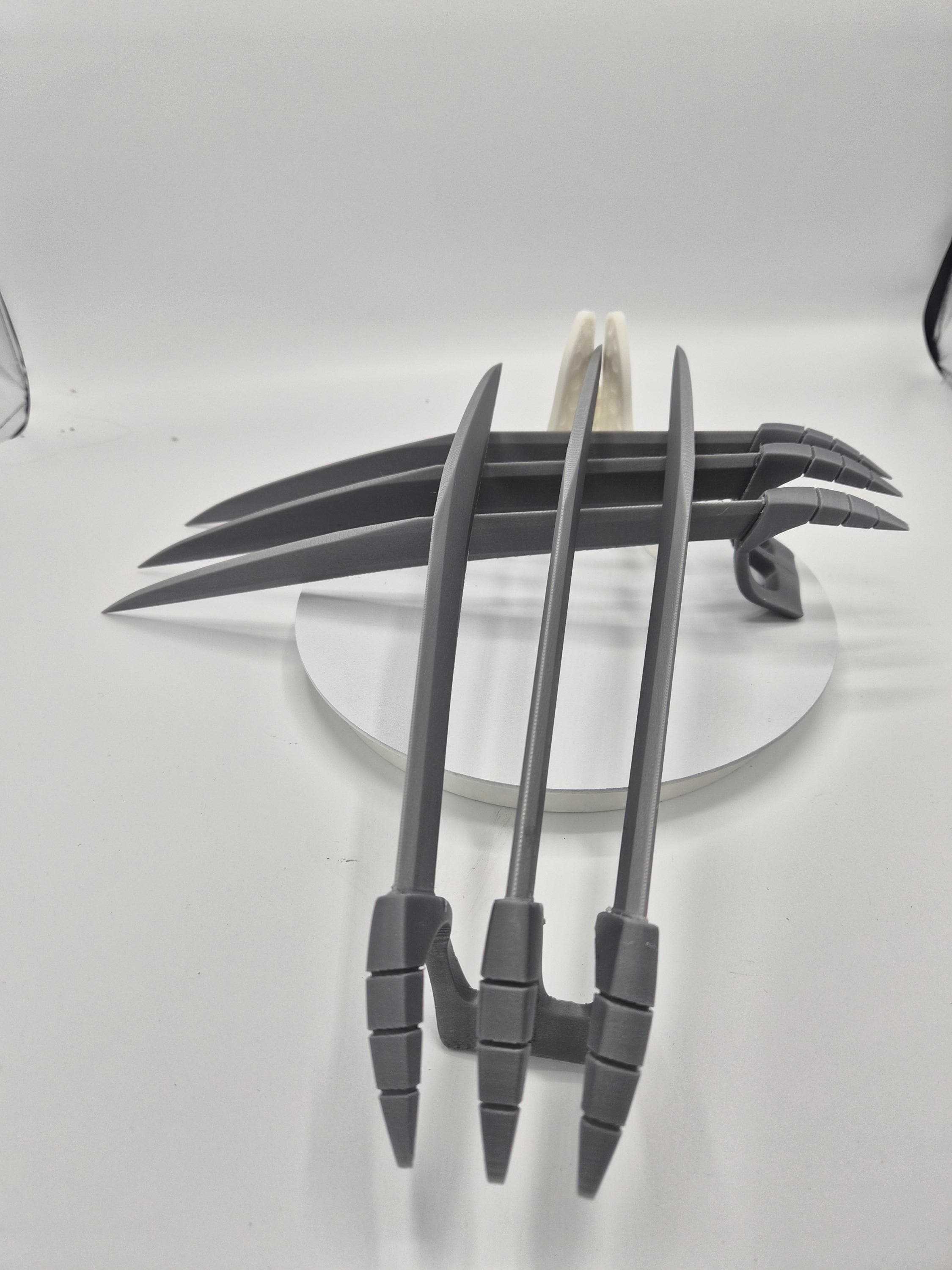 Wolverine Claws with Gripper & Backplate - 3D Printed Cosplay / Halloween