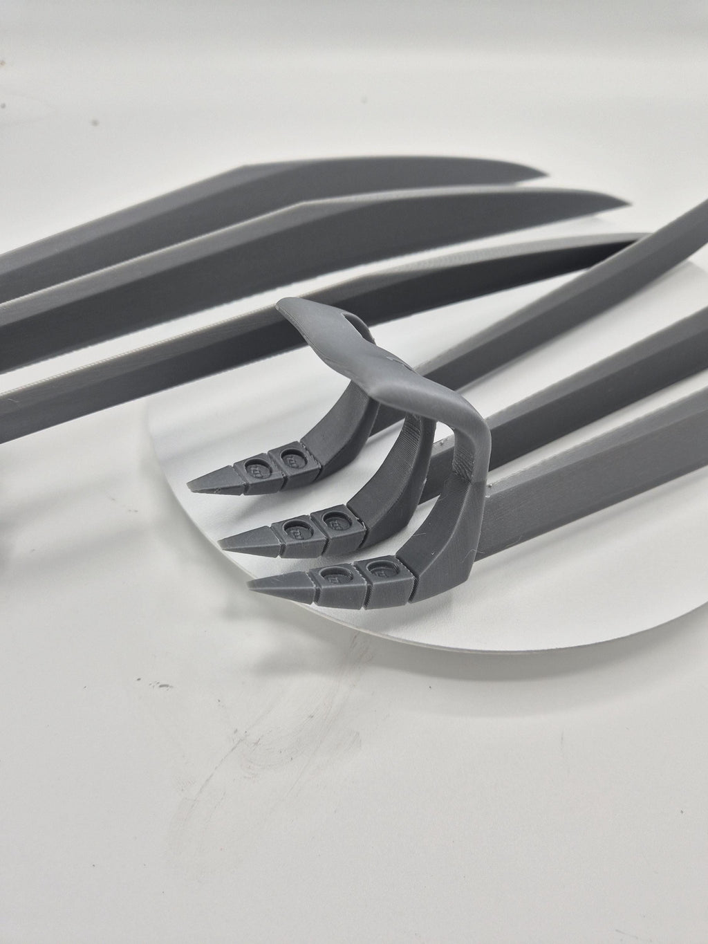 Wolverine Claws with Gripper & Backplate - 3D Printed Cosplay / Halloween