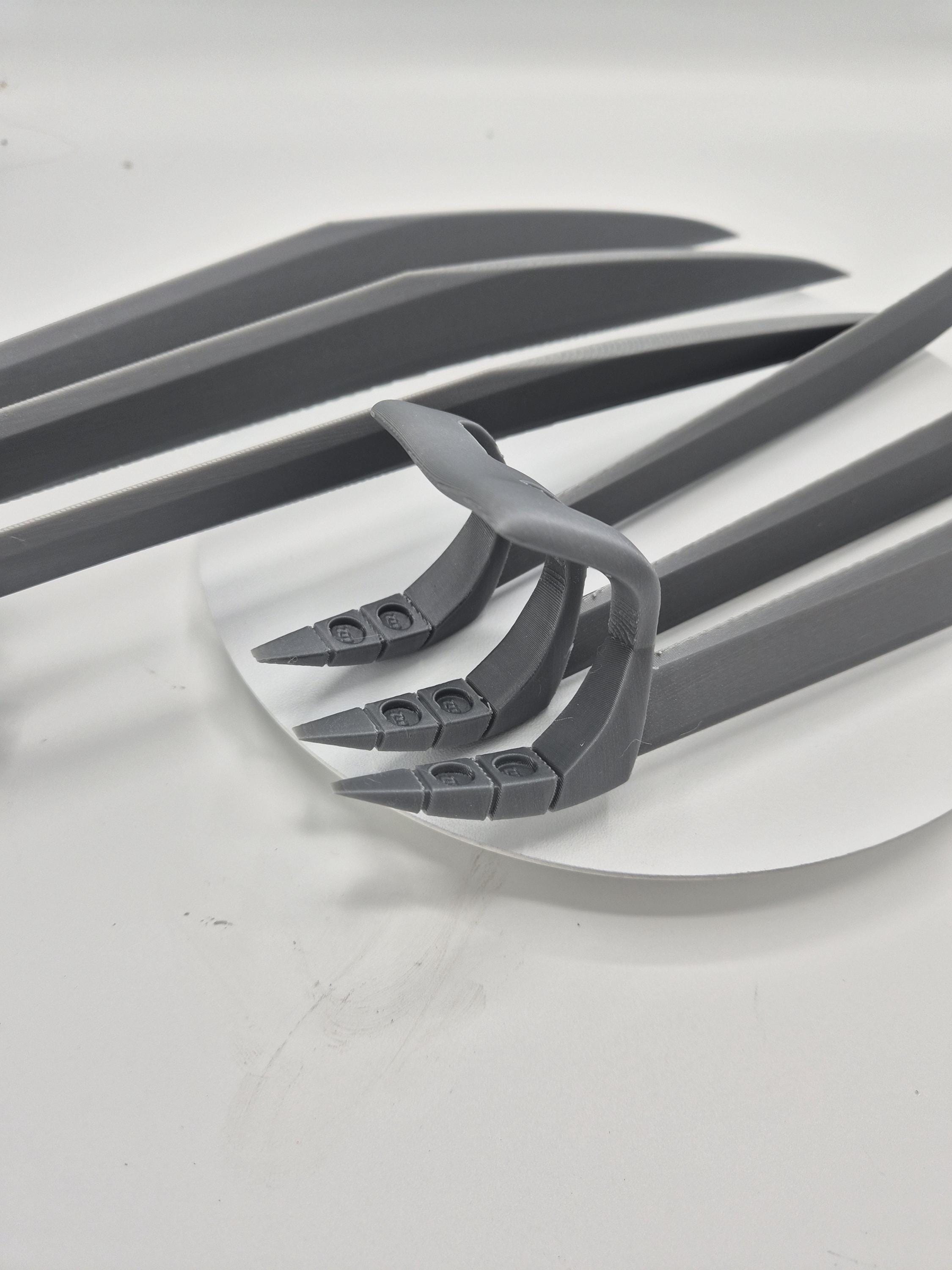 Wolverine Claws with Gripper & Backplate - 3D Printed Cosplay / Halloween